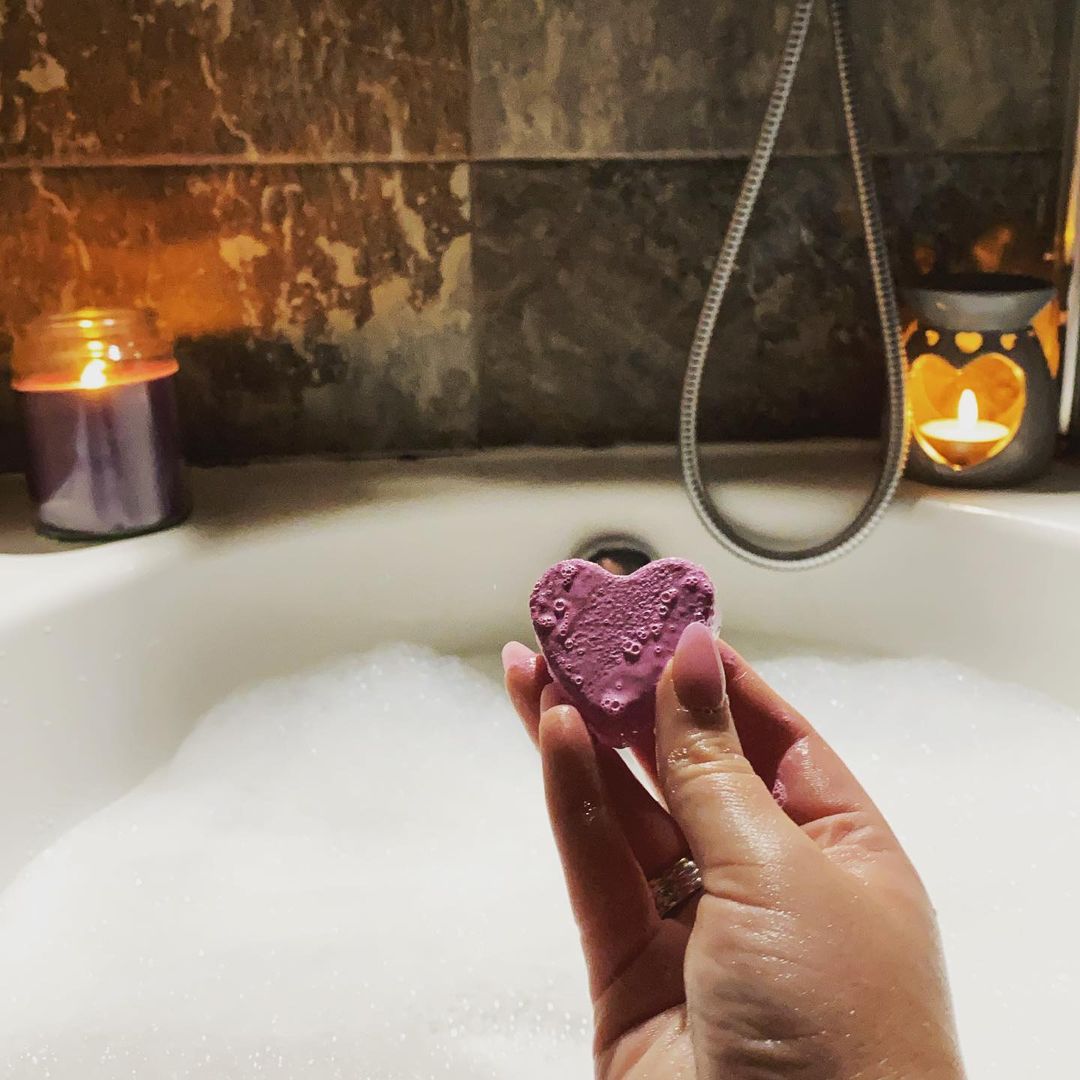 Ở nhà tránh dịch sắm ngay phụ kiện tắm bồn vừa chill vừa check in “chanh sả” không kém gì các sao - Ảnh 7. Ở nhà tránh dịch sắm ngay phụ kiện tắm bồn vừa chill vừa check in “chanh sả” không kém gì các sao - Ảnh 7.