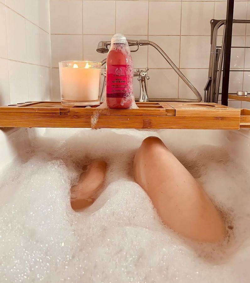 Ở nhà tránh dịch sắm ngay phụ kiện tắm bồn vừa chill vừa check in “chanh sả” không kém gì các sao - Ảnh 1. Ở nhà tránh dịch sắm ngay phụ kiện tắm bồn vừa chill vừa check in “chanh sả” không kém gì các sao - Ảnh 1.