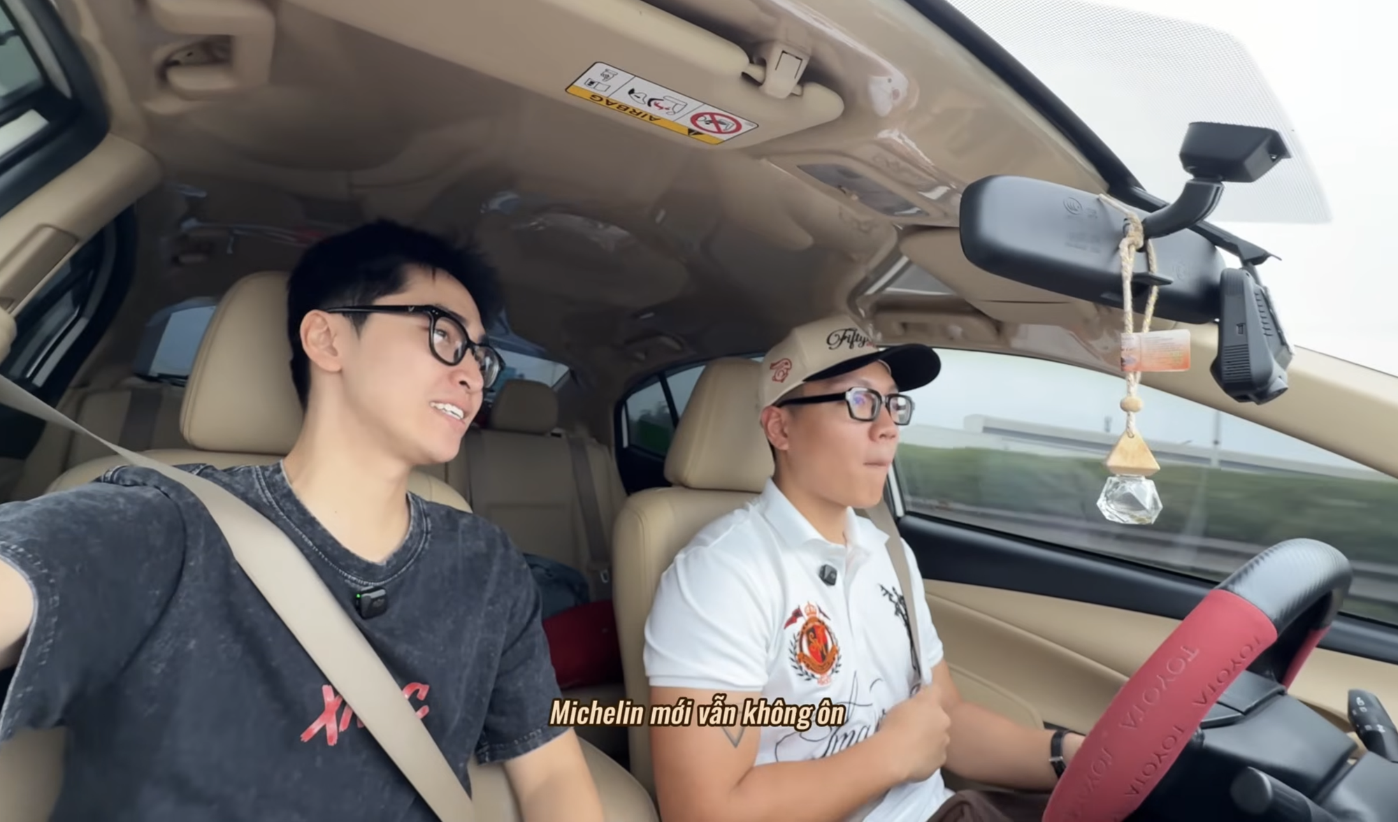 Xe Nhà Lá Cành – Được tặng một chiếc Toyota Vios 400 triệu, Xenhalacanh gây náo loạn phố cổ Hà Nội