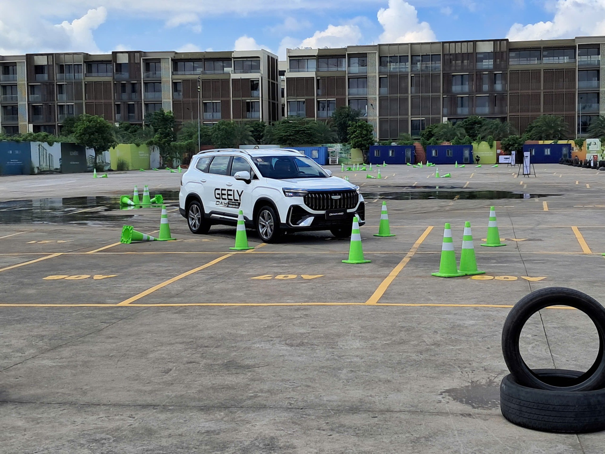 Tạp chí Ô tô xe máy Việt Nam – Geely Okavango 2026: SUV 7 chỗ đạp ga vào cua, cày lốp rít như xe đua nhưng không sợ lật