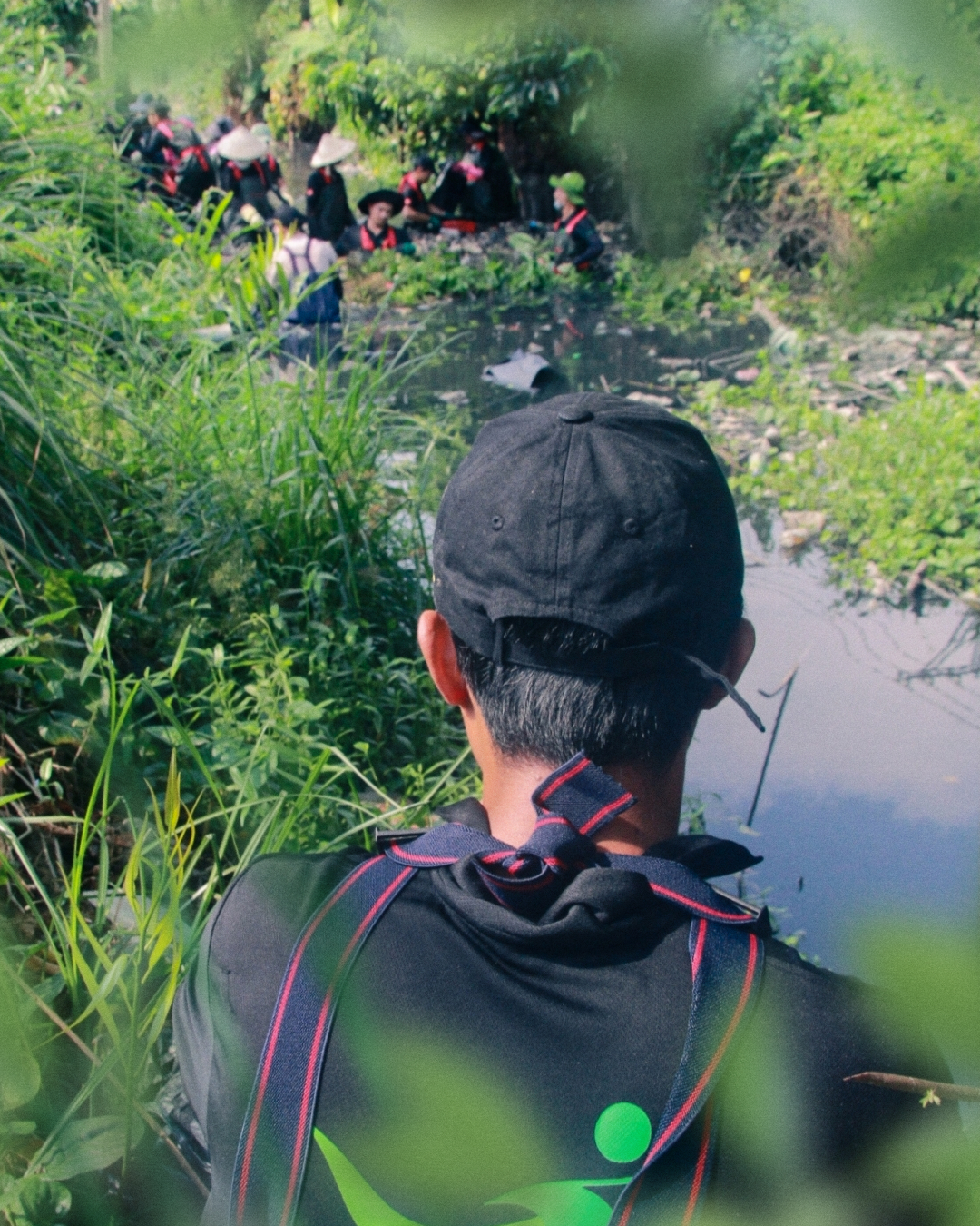 Hàng trăm bạn trẻ “vượt sướng” ngâm mình trong những dòng kênh đen mang lại màu xanh cho Sài Gòn